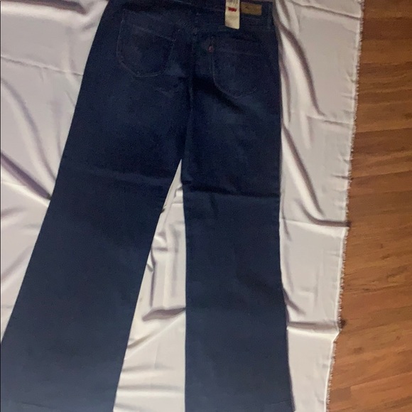 Ladies Levi’s - Picture 6 of 8